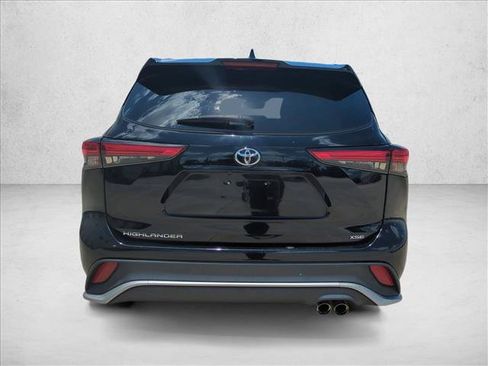 Used 2022 Toyota Highlander XSE FWD image 6