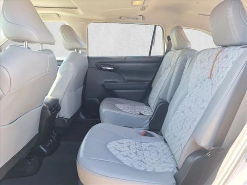 Used 2023 Toyota Highlander Bronze Edition image 15
