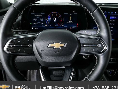 Used 2025 Chevrolet Traverse LT image 8