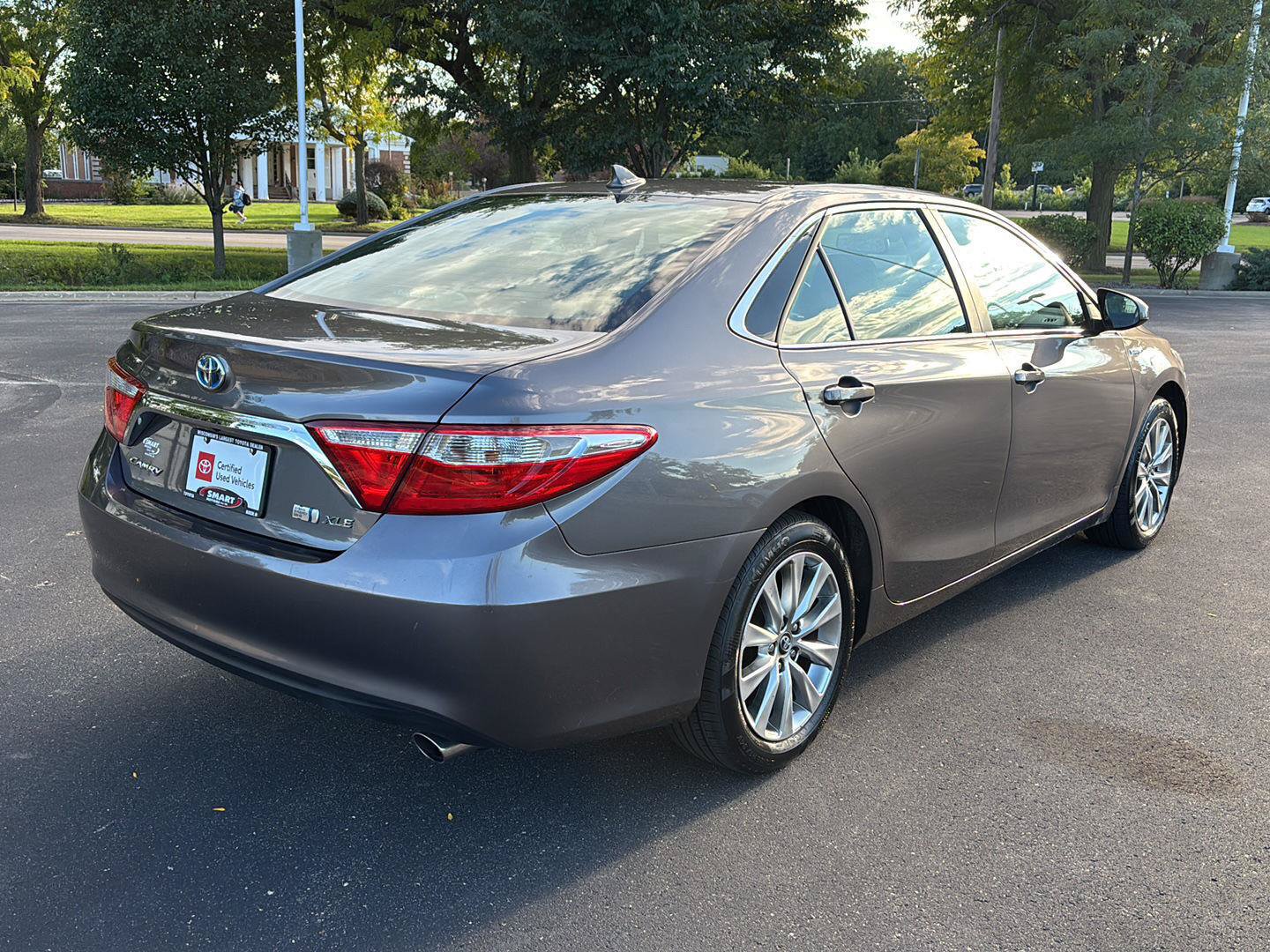 Used 2017 Toyota Camry XLE w/ Moonroof Package FWD image 10