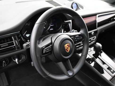 Certified 2025 Porsche Macan image 17
