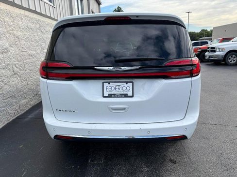 Used 2024 Chrysler Pacifica Touring-L FWD image 4