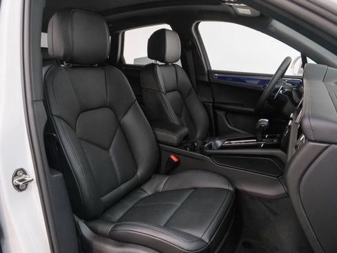 Certified 2025 Porsche Macan image 20