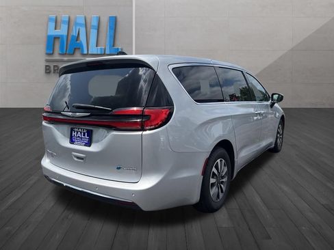 Used 2023 Chrysler Pacifica Touring-L FWD image 5