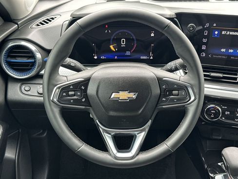 Used 2025 Chevrolet Trax LT w/ Driver Confidence Package FWD image 19