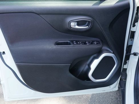 Used 2019 Jeep Renegade Latitude w/ Cold Weather Group FWD image 10