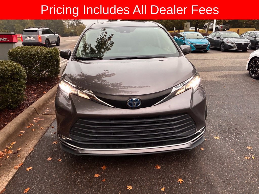 Used 2023 Toyota Sienna XLE FWD image 1