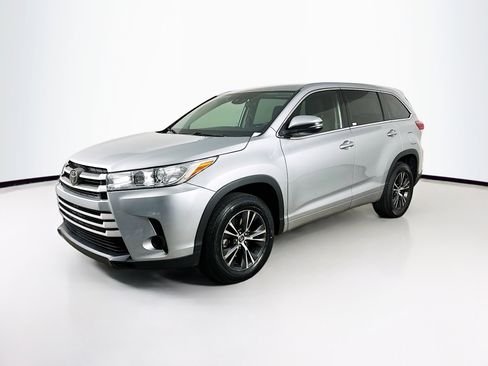 Used 2018 Toyota Highlander LE image 3