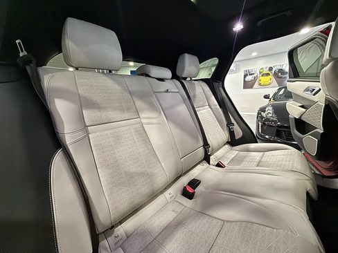 Used 2018 Land Rover Range Rover Velar R-Dynamic SE AWD/4WD image 18