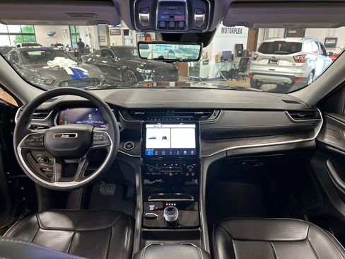 Used 2023 Jeep Grand Cherokee Limited w/ Luxury Tech Group II AWD/4WD image 16