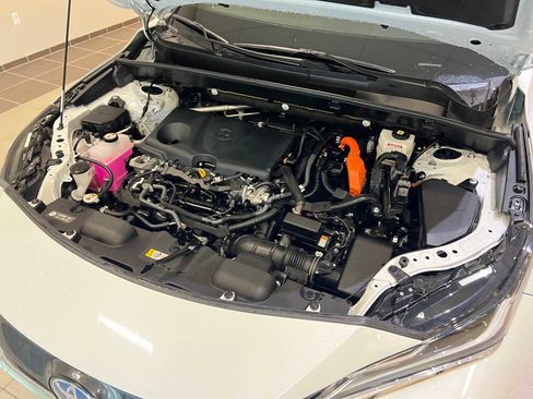 Certified 2024 Toyota Venza XLE image 9