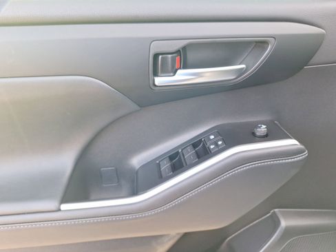 Used 2025 Toyota Highlander XLE image 19