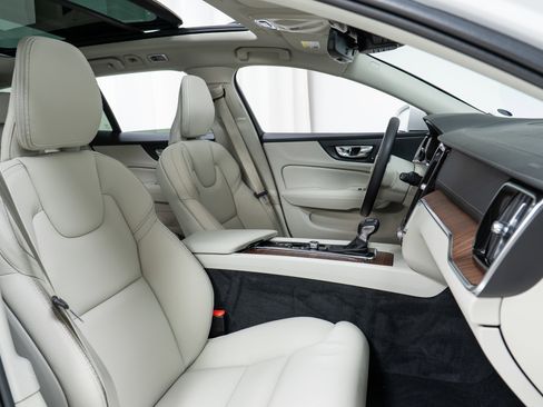 Used 2020 Volvo V60 T5 Cross Country image 22