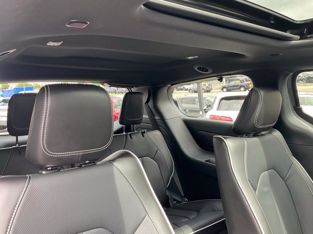 Used 2023 Chrysler Pacifica Limited w/ S Appearance Package FWD image 49