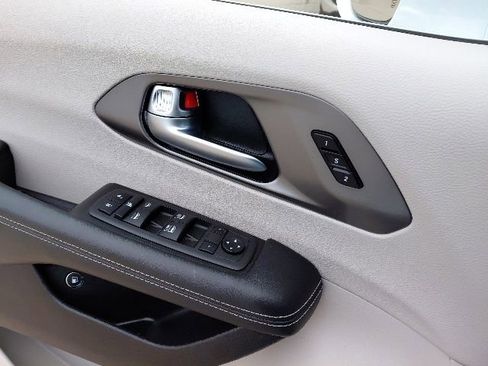 Used 2022 Chrysler Pacifica Touring-L FWD image 15