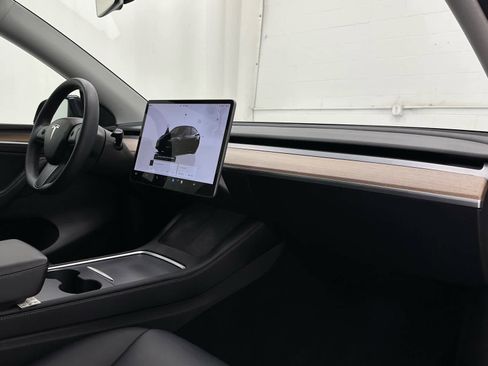Used 2022 Tesla Model Y Performance image 17