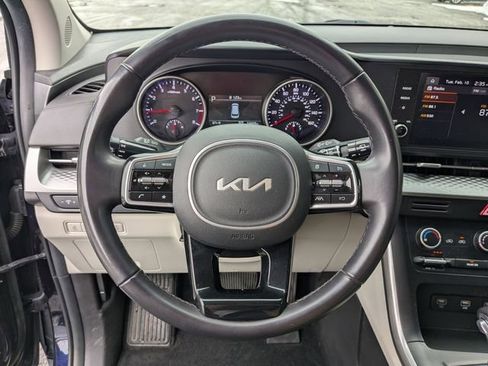 Used 2024 Kia Carnival LX image 14