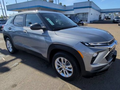 Used 2025 Chevrolet TrailBlazer LS w/ LS Convenience Package FWD image 2