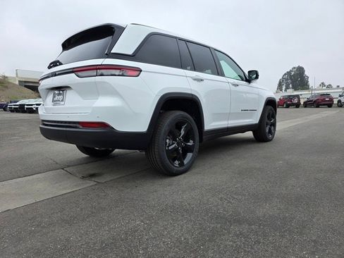 New 2025 Jeep Grand Cherokee Altitude image 7