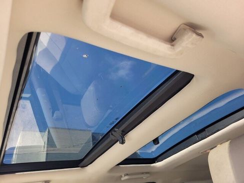 Used 2014 Land Rover LR2 image 5