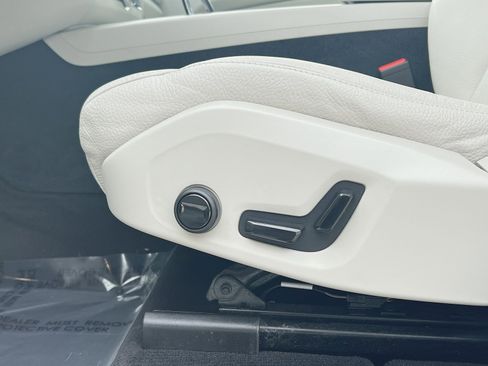 Used 2023 Volvo XC60 B5 Plus image 14