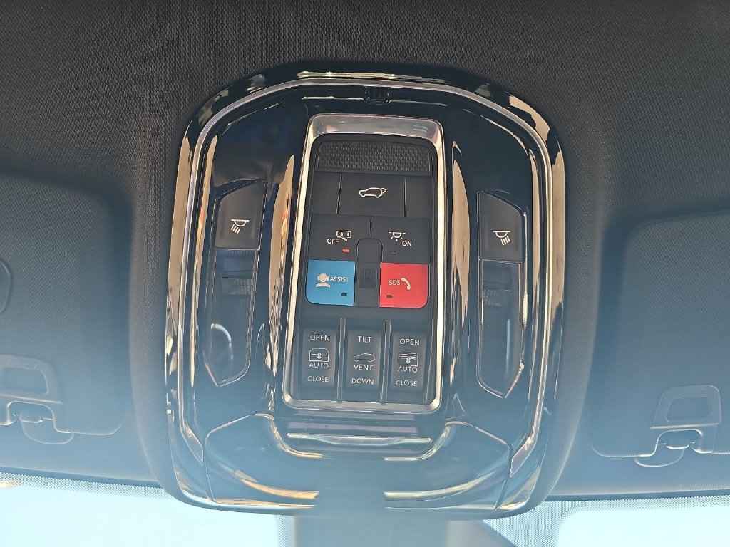 Used 2023 Jeep Grand Cherokee Overland w/ Luxury Tech Group IV AWD/4WD image 32