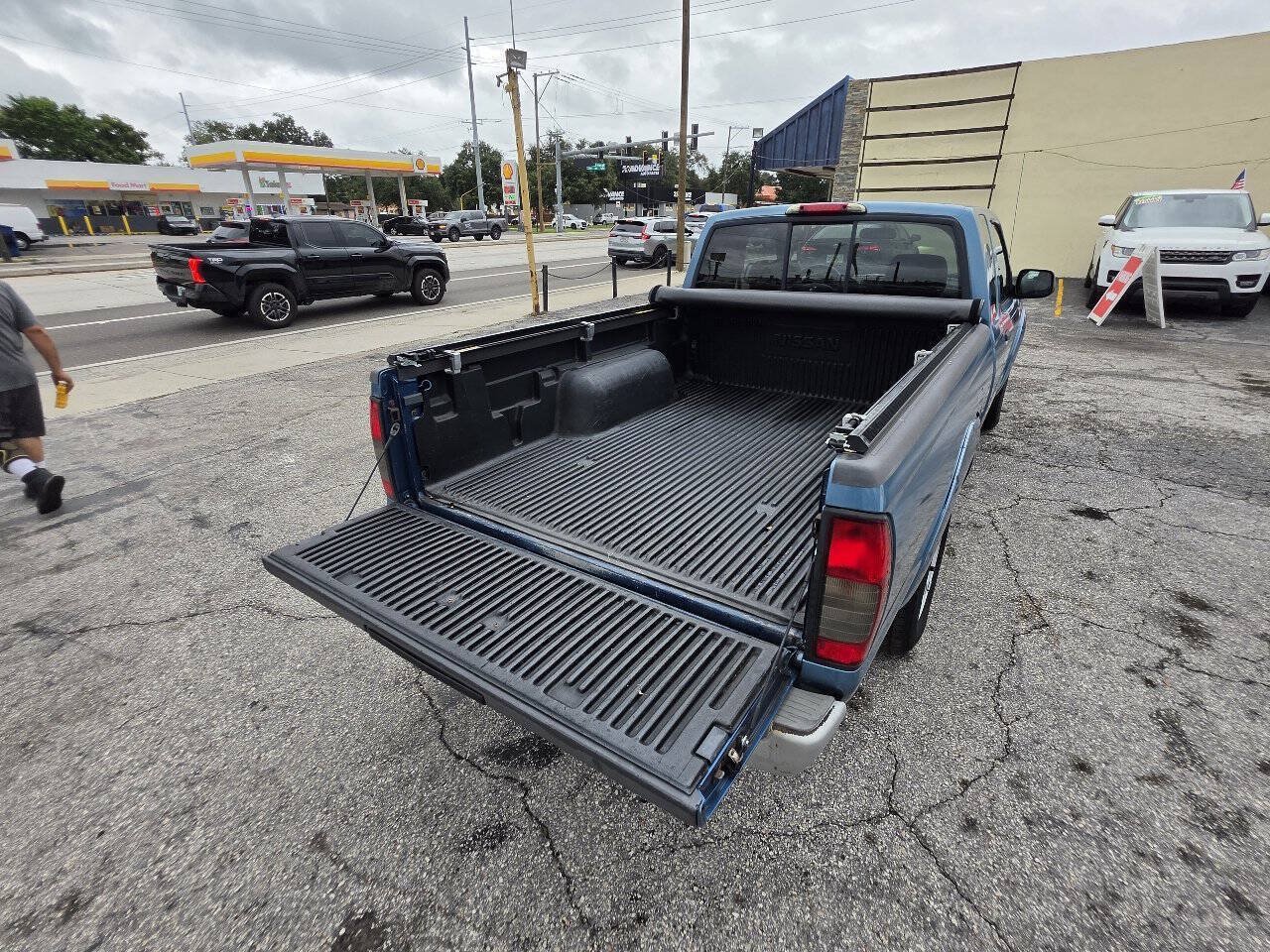 Used 2004 Nissan Frontier XE w/ (VTP) Value Truck Pkg RWD image 11