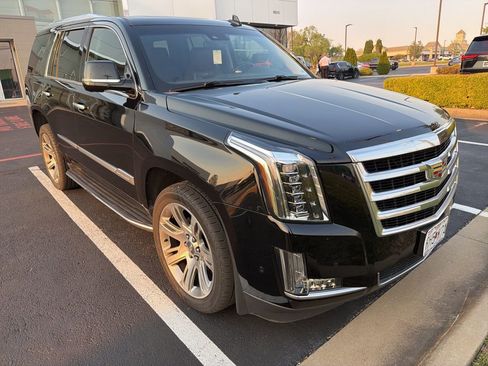 Used 2017 Cadillac Escalade Luxury image 1