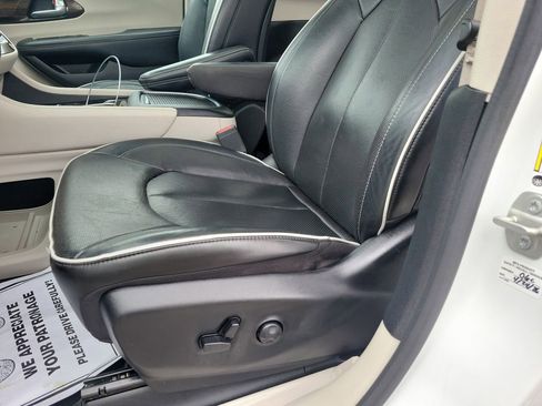 Used 2023 Chrysler Pacifica Limited FWD image 16
