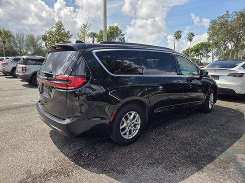 Used 2022 Chrysler Pacifica Touring-L FWD image 5