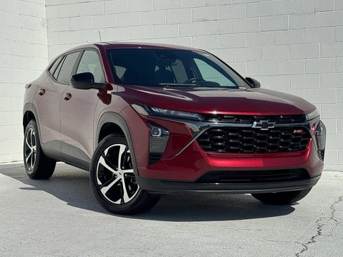 Used 2024 Chevrolet Trax RS w/ Sunroof Package FWD image 2