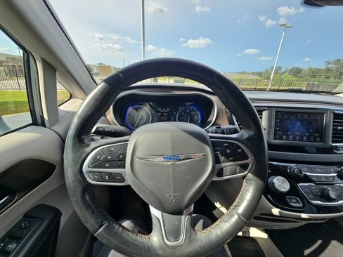 Used 2019 Chrysler Pacifica Touring-L FWD image 29