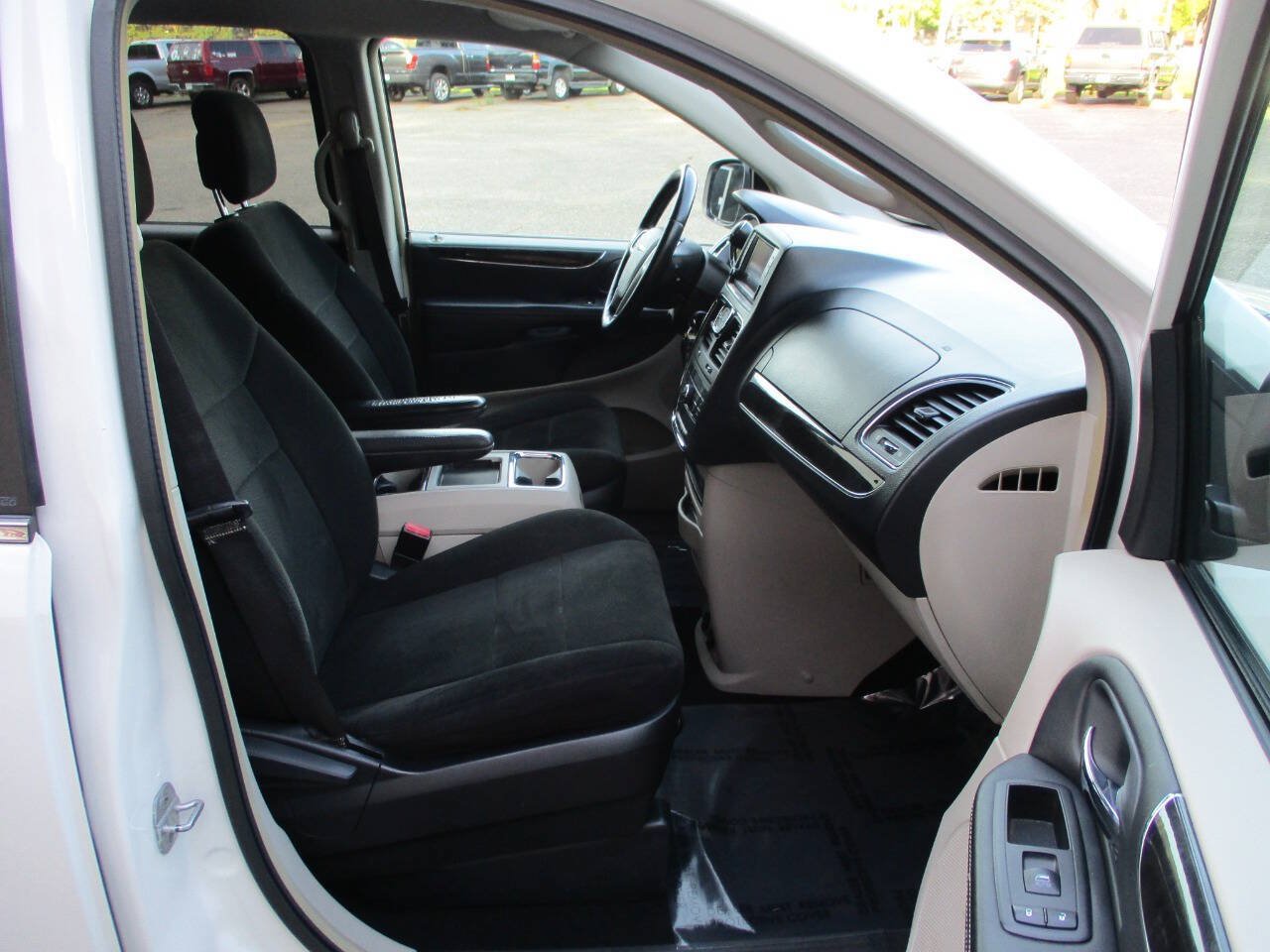 Used 2012 Chrysler Town & Country Touring FWD image 30