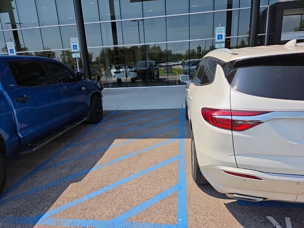 Used 2019 Buick Enclave Essence FWD image 7