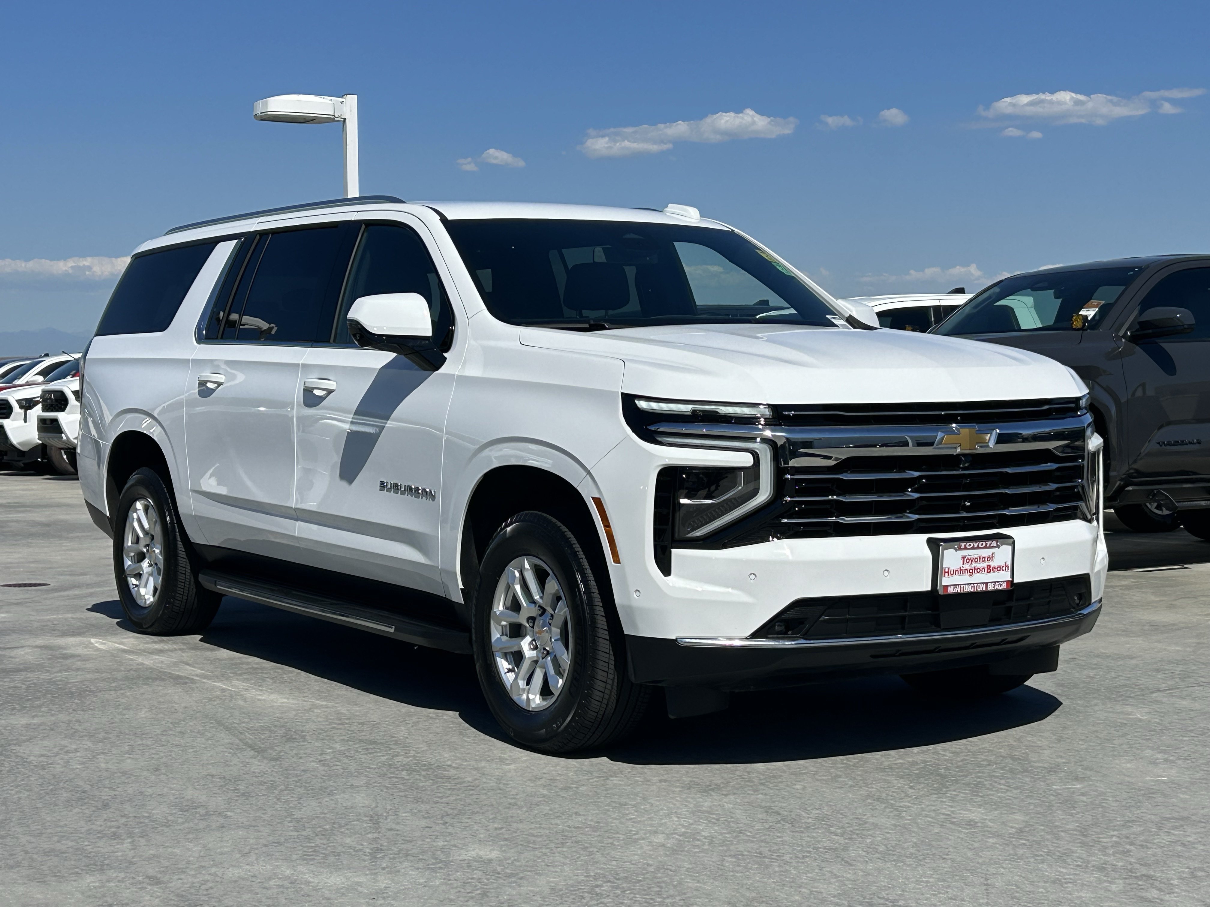 Used 2026 Chevrolet Suburban LT w/ Comfort Package AWD/4WD image 2