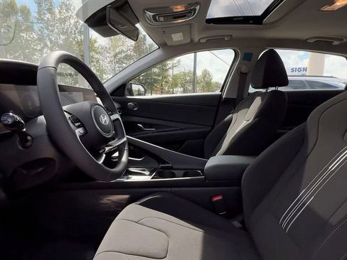 Used 2025 Hyundai Elantra SEL w/ Cargo Package image 2