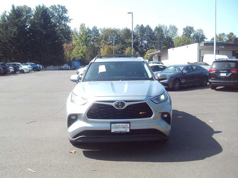 Used 2022 Toyota Highlander XLE AWD/4WD image 8