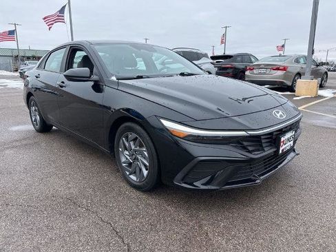 Used 2024 Hyundai Elantra SEL image 3