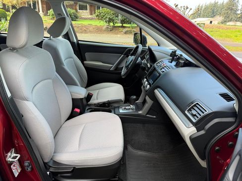 Used 2018 Subaru Forester 2.5i w/ Alloy Wheel Package image 12