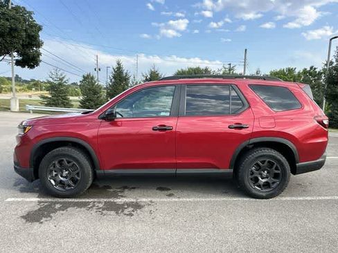 Used 2024 Honda Pilot TrailSport image 2