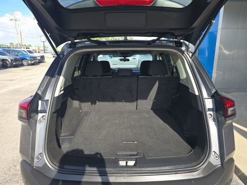 Used 2023 Nissan Rogue SV image 31
