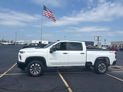 Used 2021 Chevrolet Silverado 2500 Custom w/ Custom Value Package AWD/4WD image 2