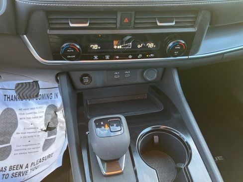 Used 2024 Nissan Rogue SV image 19