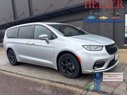Used 2022 Chrysler Pacifica Touring-L w/ Uconnect Theater Family Group