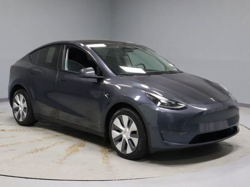 Used 2024 Tesla Model Y Long Range AWD/4WD image 1