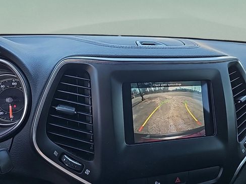 Used 2019 Jeep Cherokee Latitude Plus w/ Comfort/Convenience Group image 26