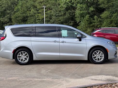 Used 2023 Chrysler Pacifica Touring-L FWD image 10