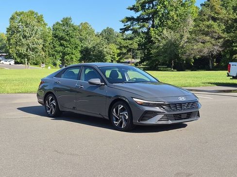 Used 2025 Hyundai Elantra SEL FWD image 15