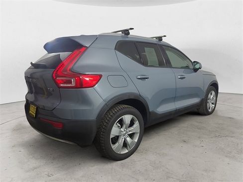Used 2022 Volvo XC40 T5 Momentum image 5