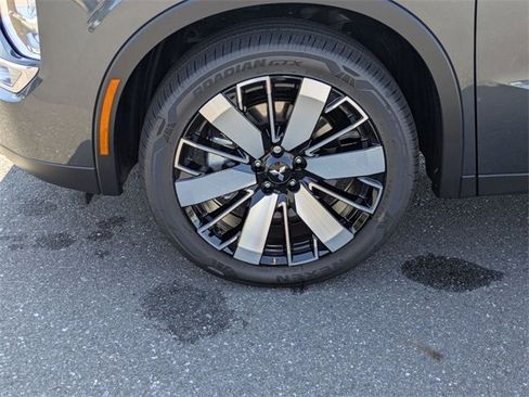 New 2025 Mitsubishi Outlander SE image 10